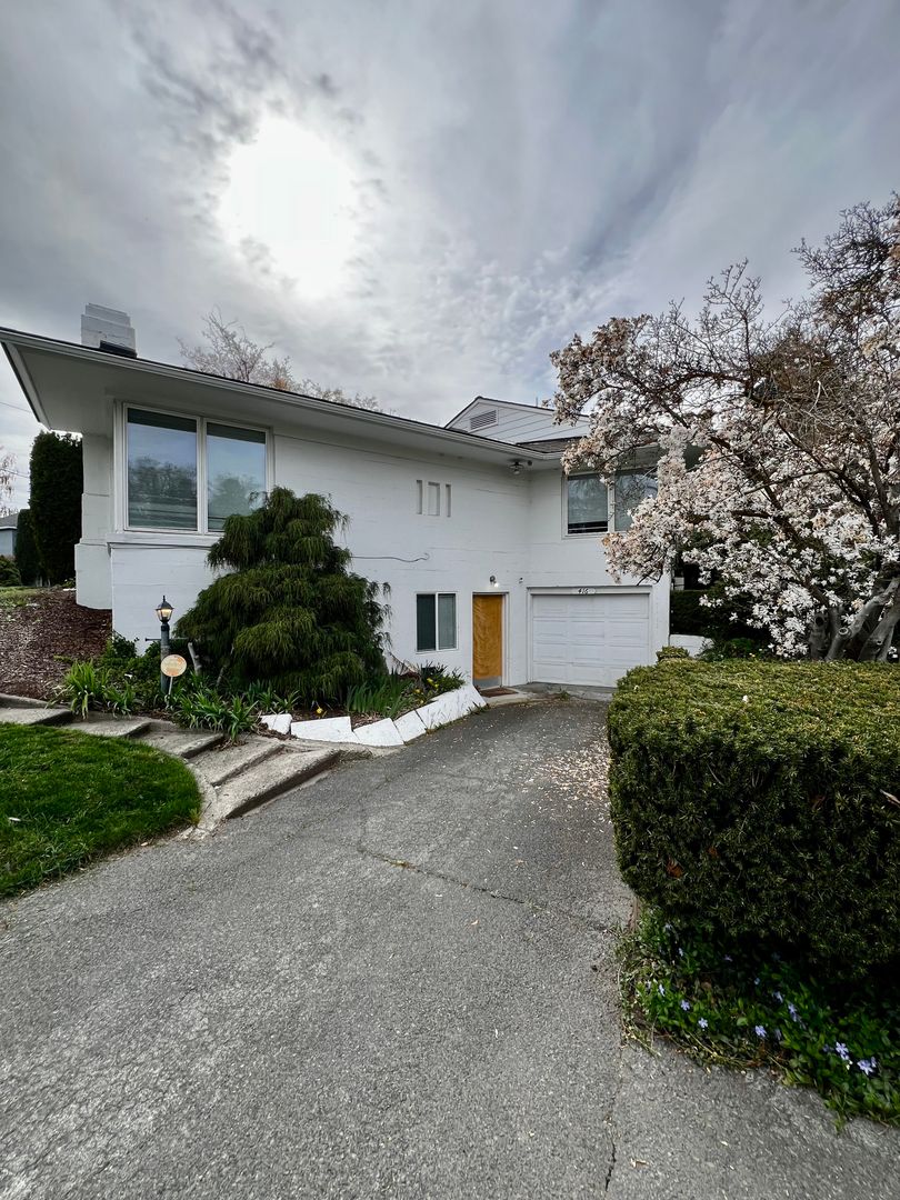 Yakima House: 416 S 23rd Avenue