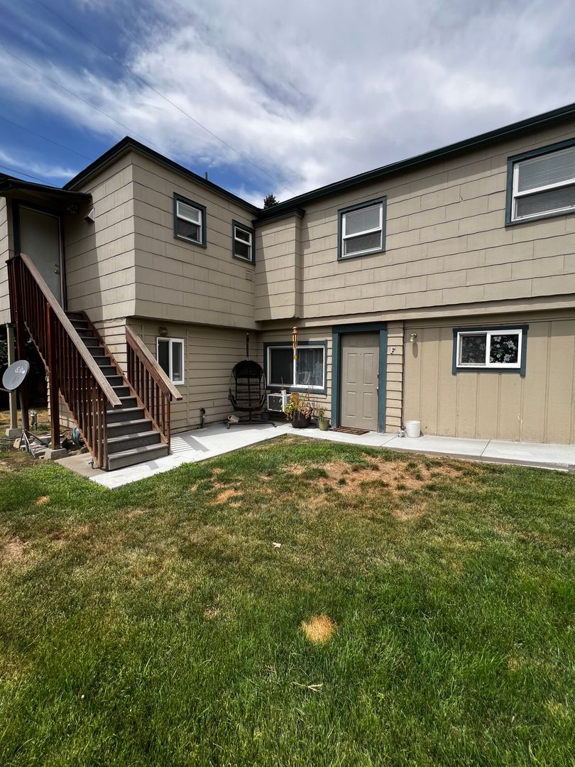 Yakima Apartment: 2702 W. Arlington St.