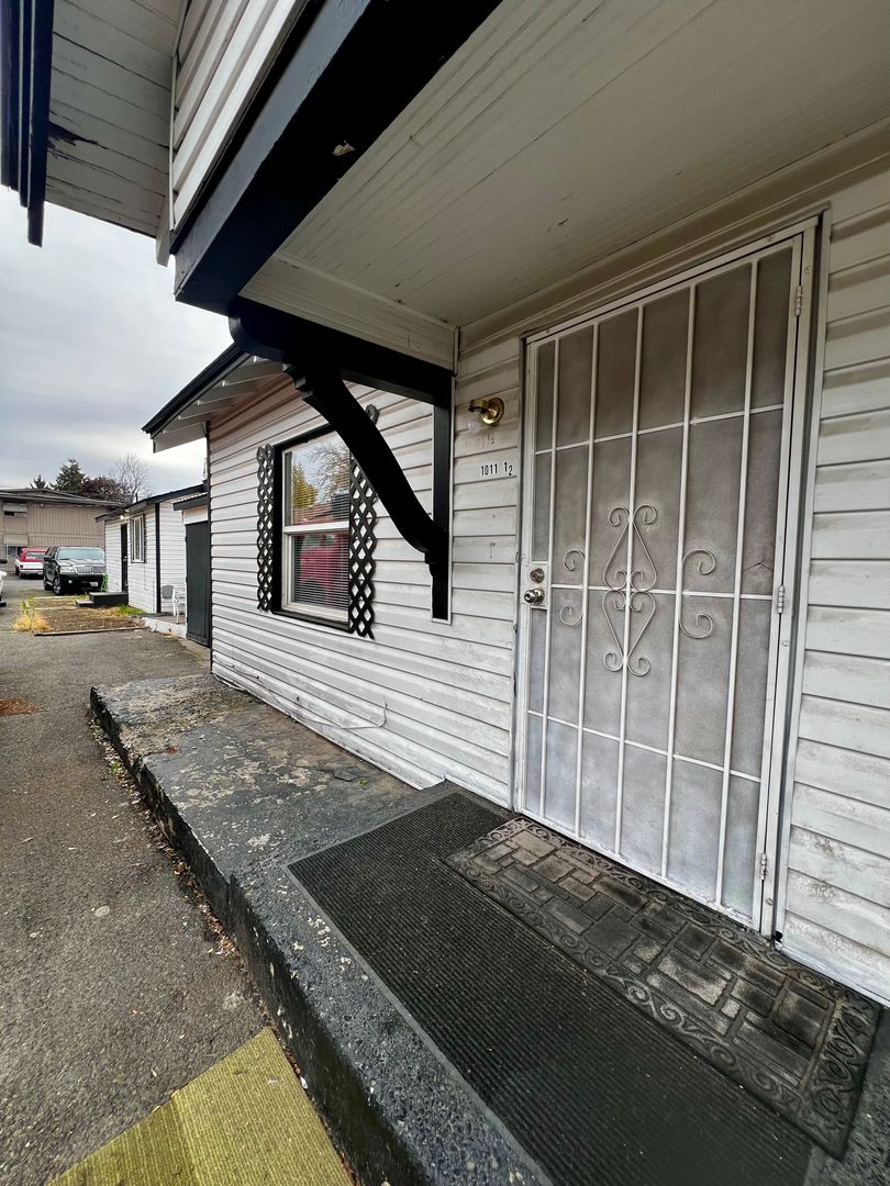 Yakima Apartment: 1011 1/2 S 8th Street