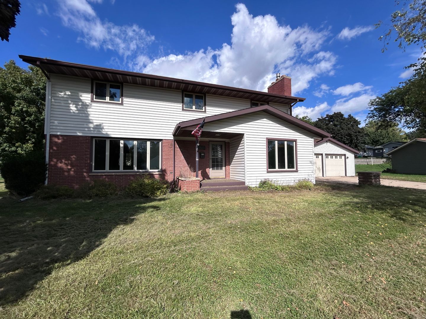 St Charles House: 669 E 14th St
