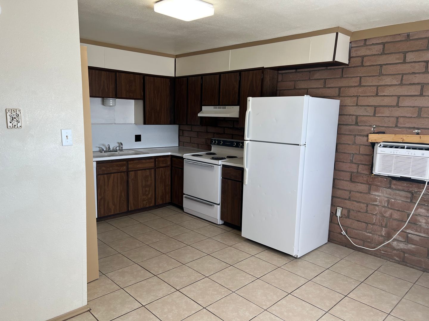 Portales Apartment: 1222 W Date St