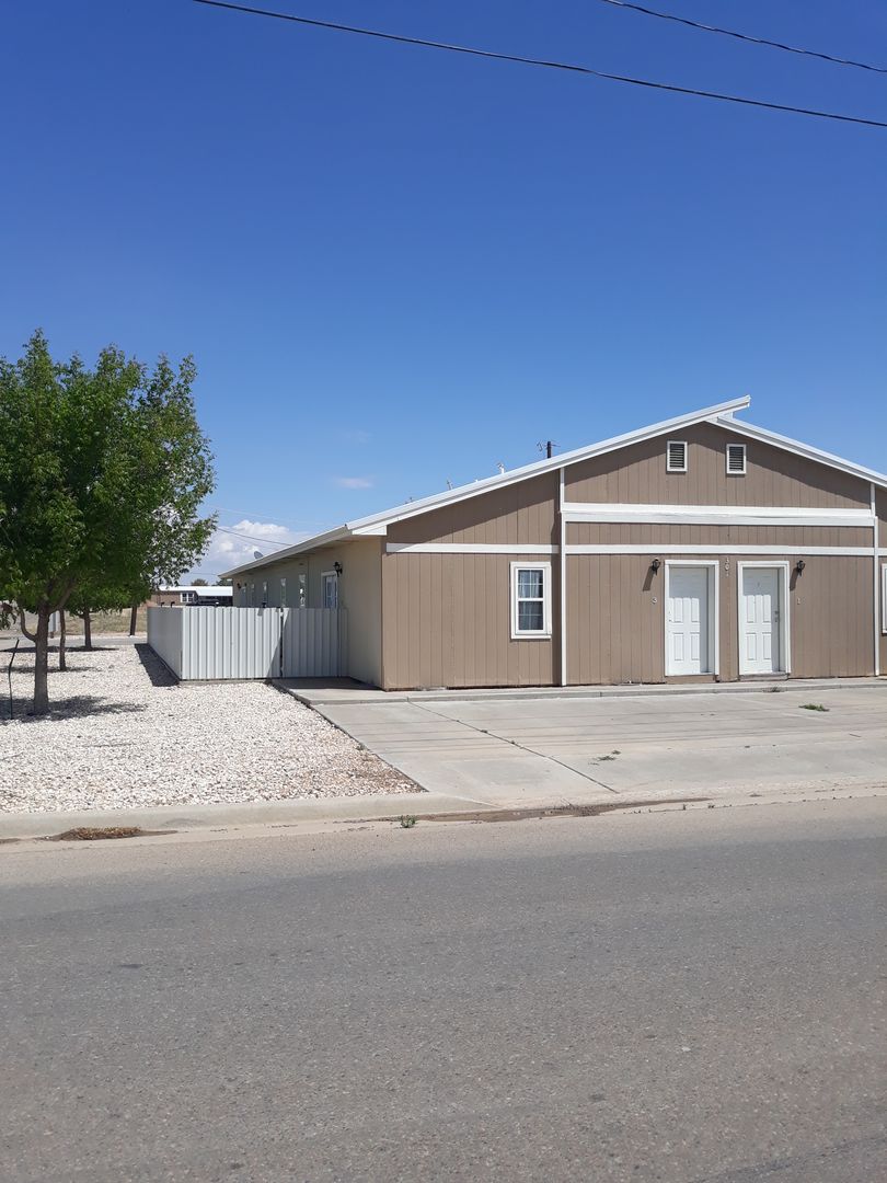 Portales Apartment: 301 E Lime St