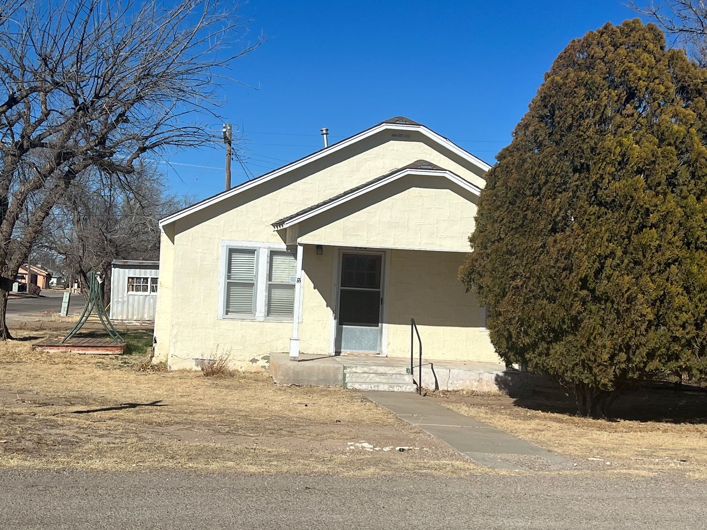 Portales House: 730 W 17th Ln