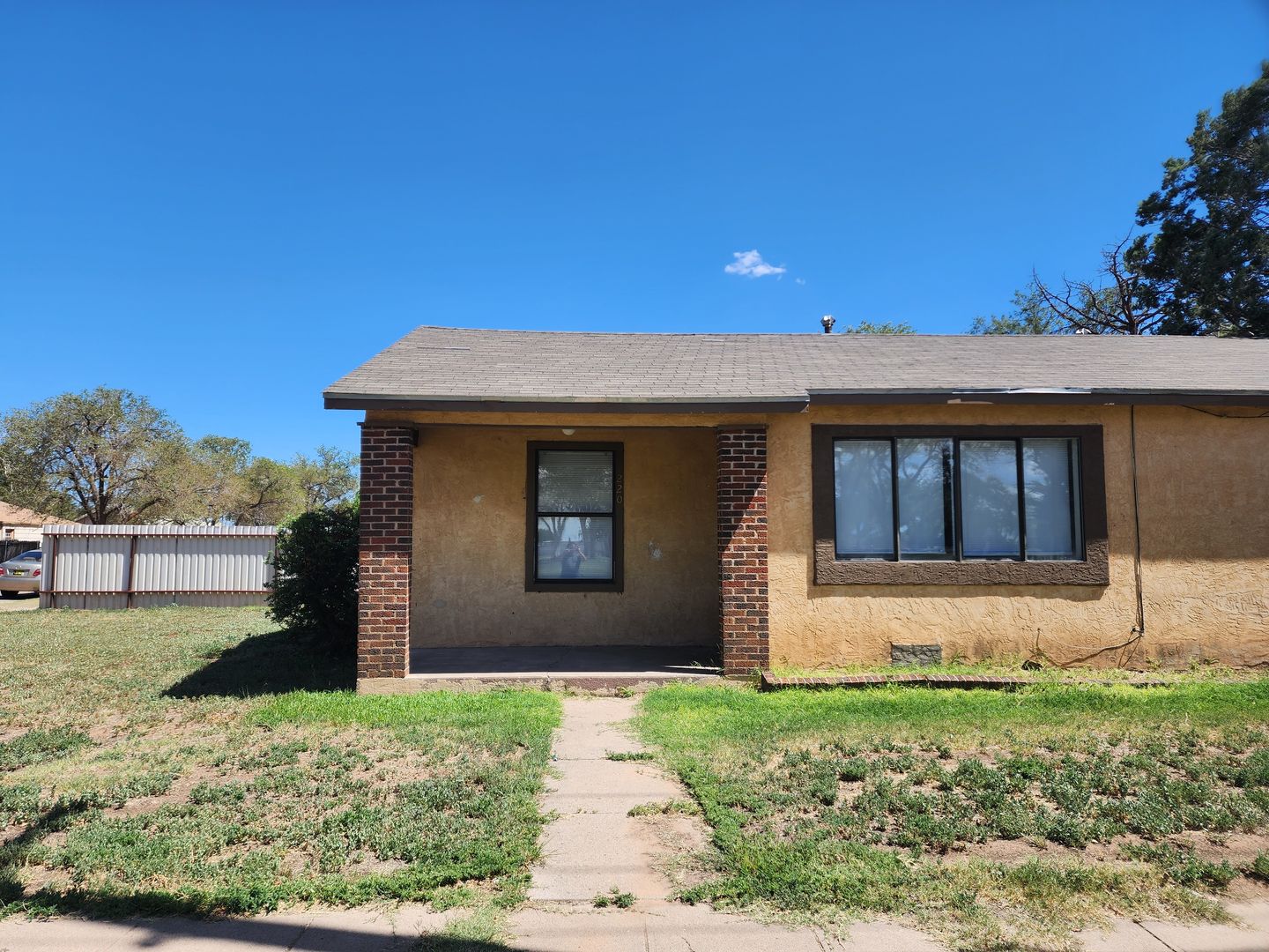 Portales Apartment: 218/220 E 9th St