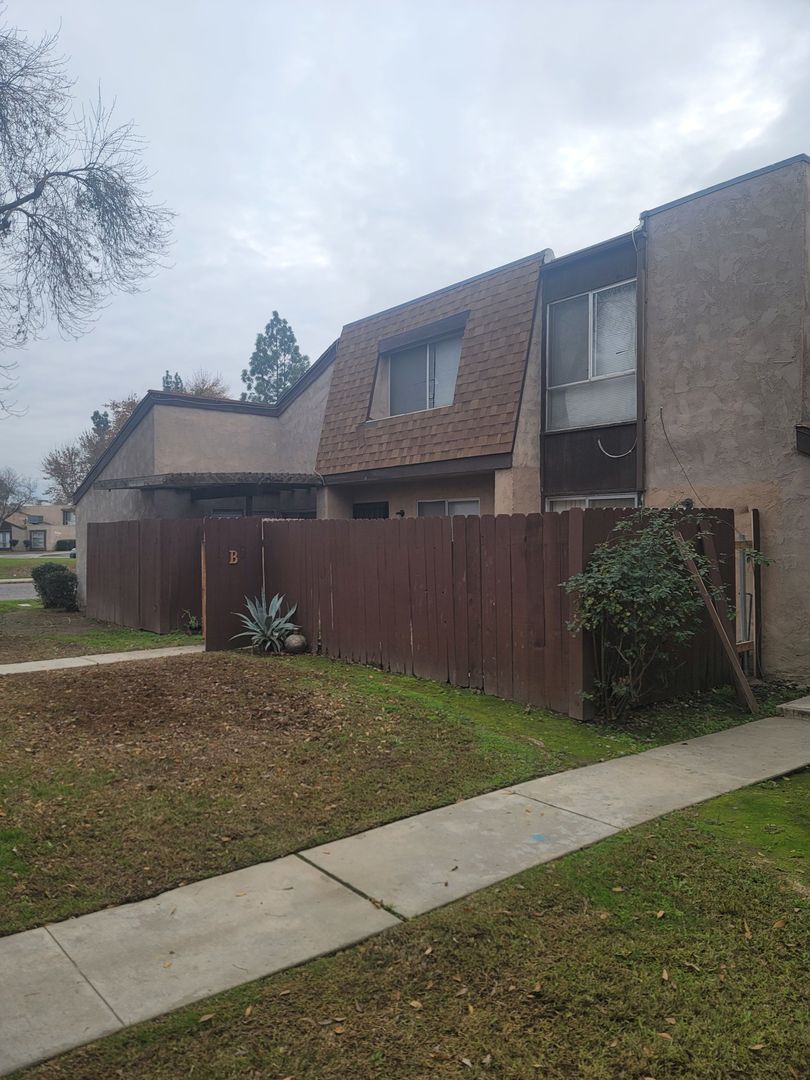 Bakersfield Townhome: 2101 Pinon Springs Cir. #C