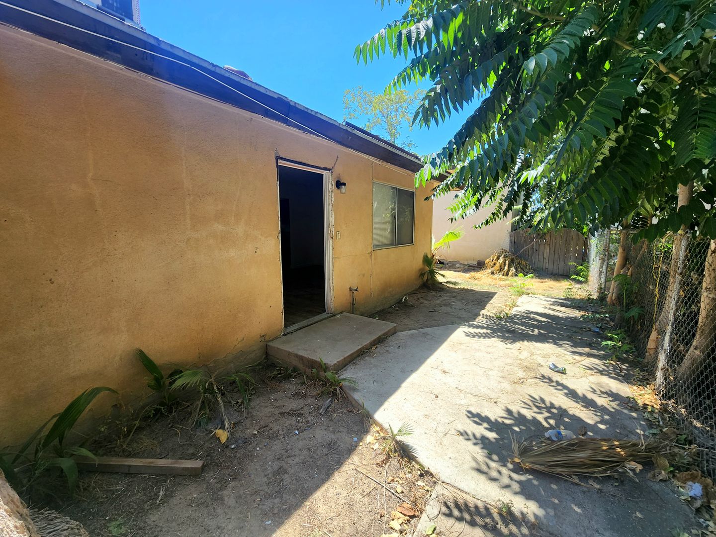 Bakersfield Apartment: 107-109 Woodrow Ave.