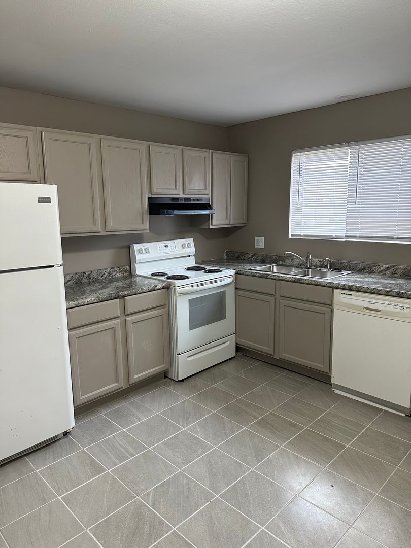 Arlington Heights Apartment: 2226 West Nichols Road