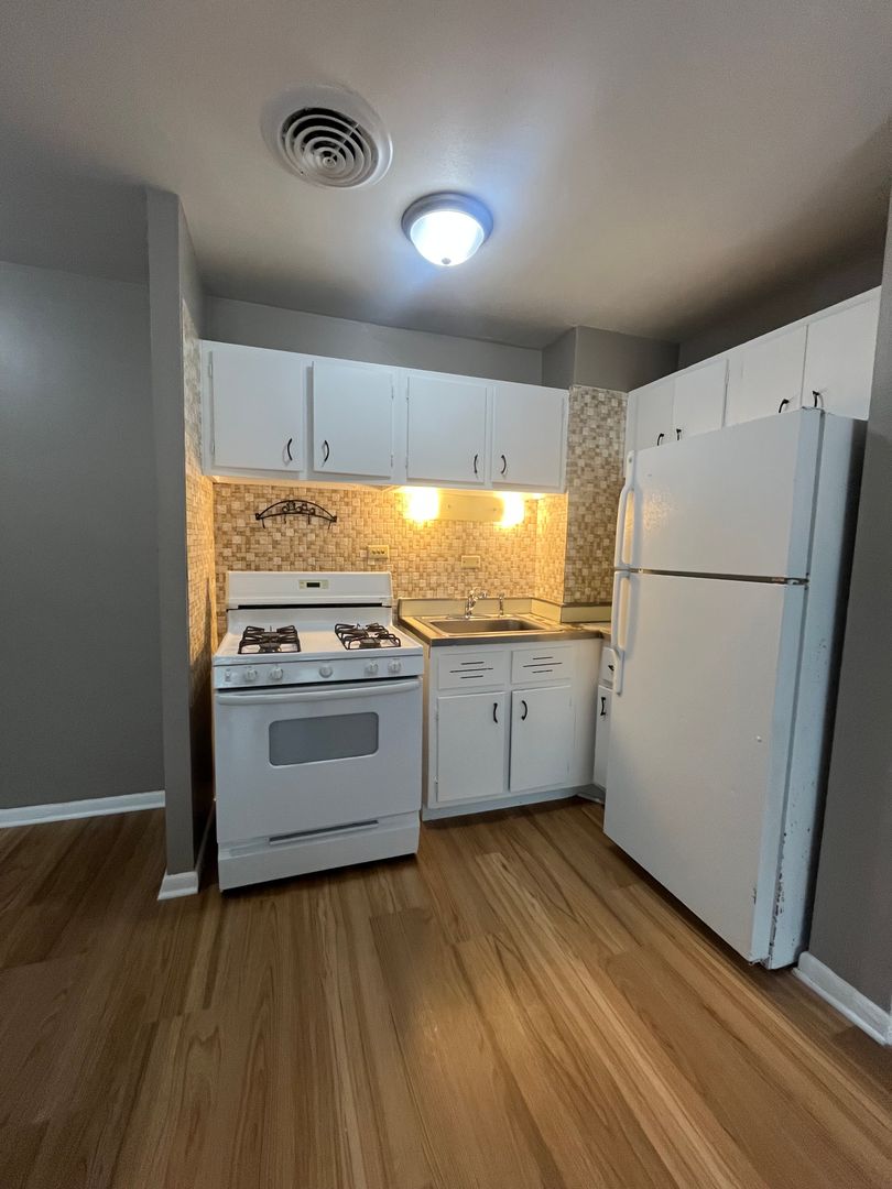 Arlington Heights Apartment: 27 N. -29 N. Dryden Place