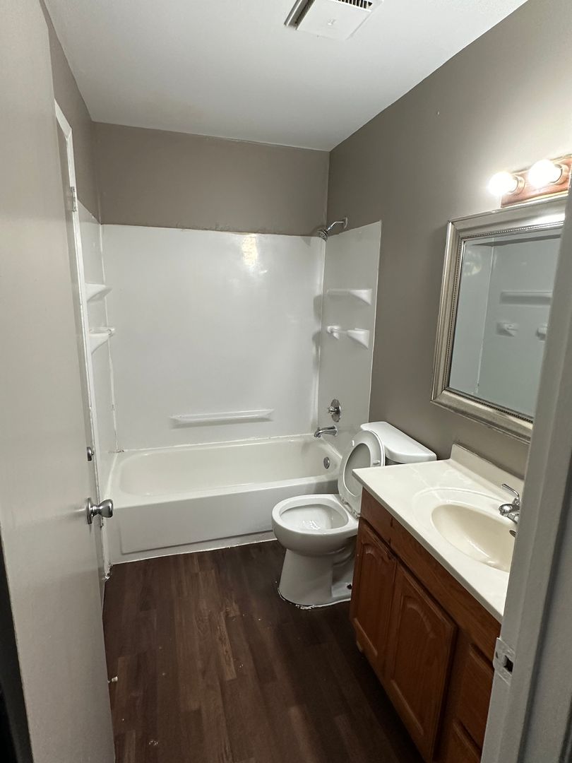 Arlington Heights Apartment: 2318 West Nichols Road