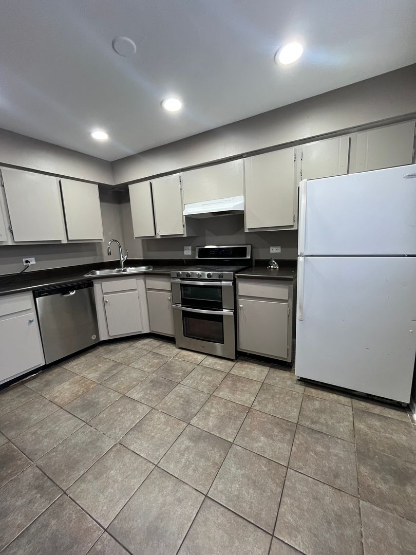 palatine Apartment: 1485 East Ports O Call Drive