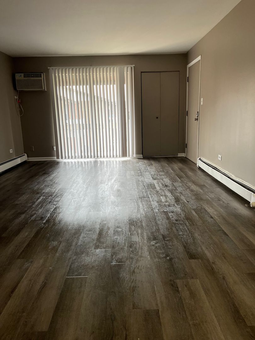 Arlington Heights Apartment: 2232 West Nichols Road
