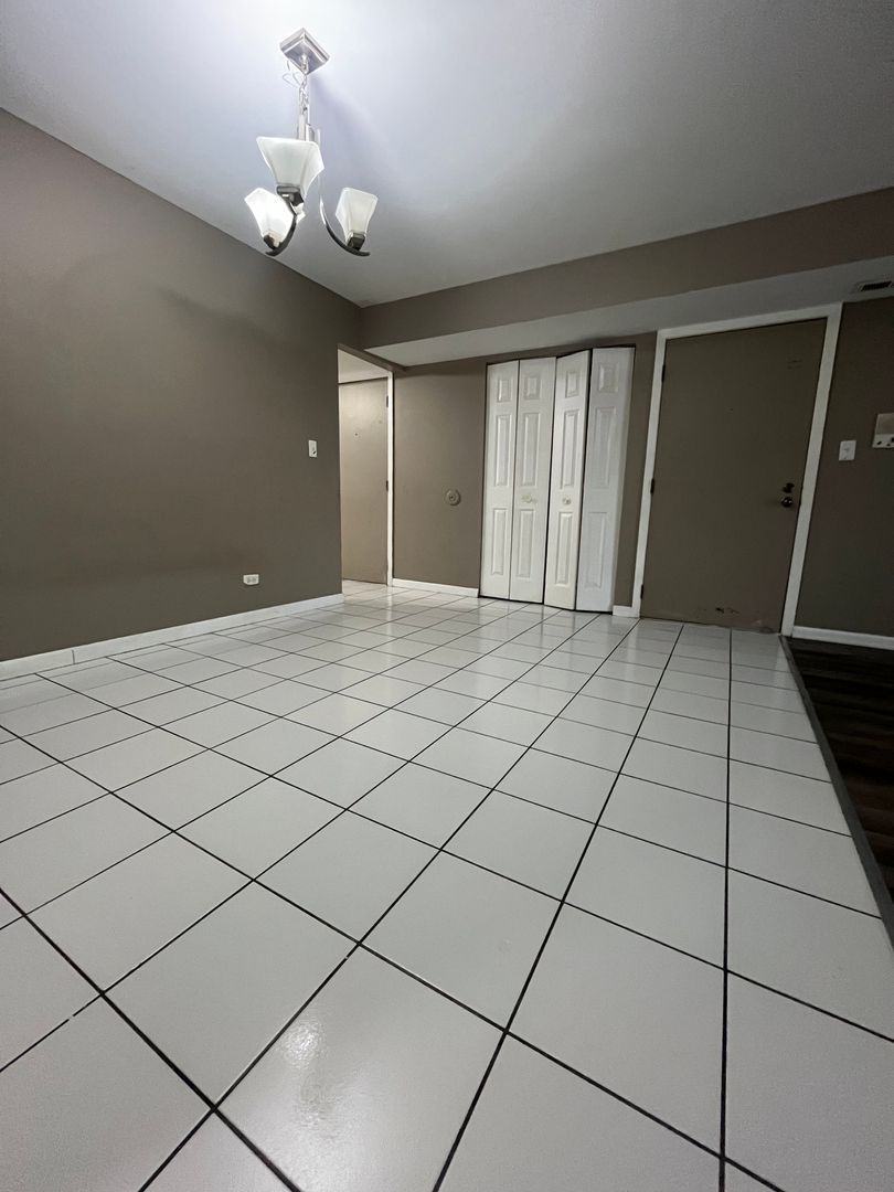 palatine Apartment: 1476 East Ports O Call Drive