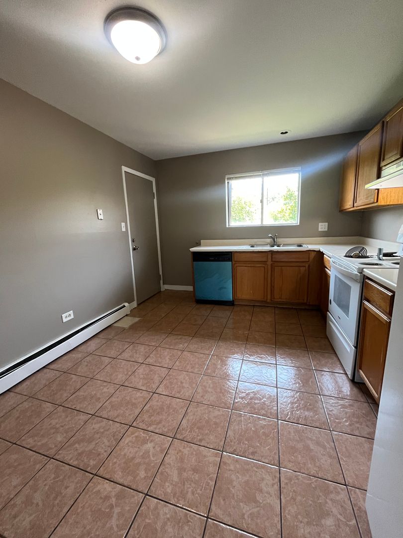 Arlington Heights Apartment: 2252 West Nichols Road