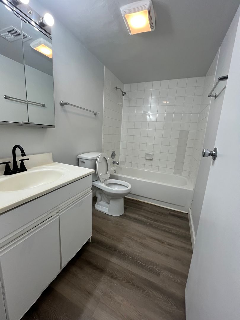 Des Plaines Apartment: 386 Oak Trails Rd.