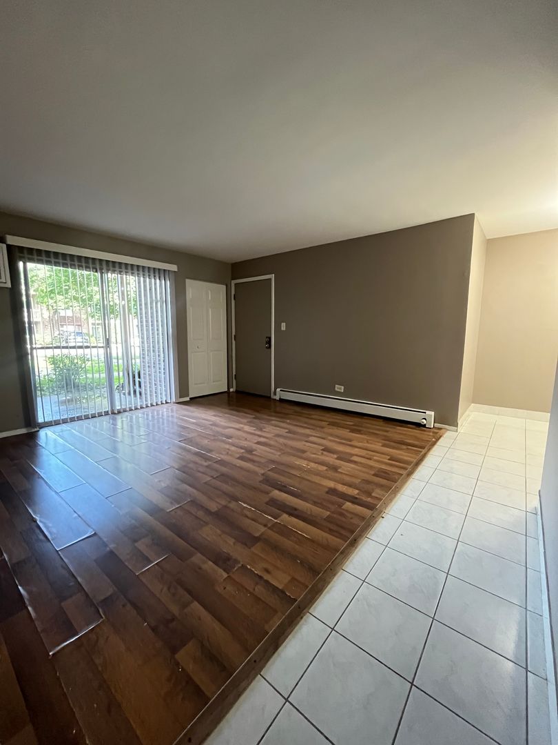 Arlington Heights Apartment: 2342 West Nichols Road
