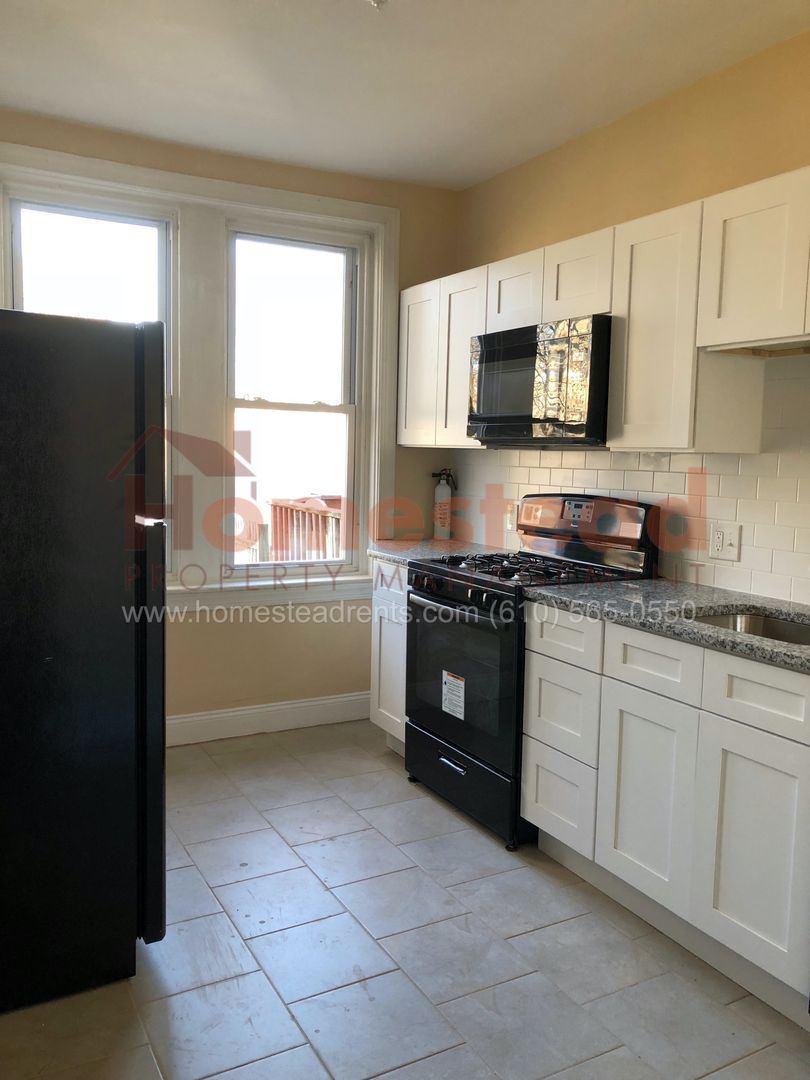 East Lansdowne House: 917 Pembroke Ave