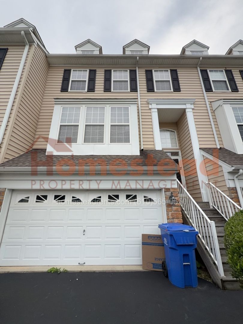 Glen Mills House: 244 S Azalea Ct