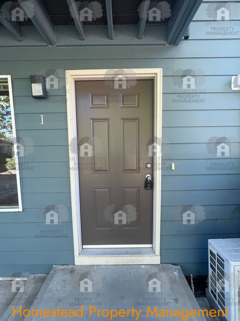 Monmouth Apartment: 475 W Jackson St