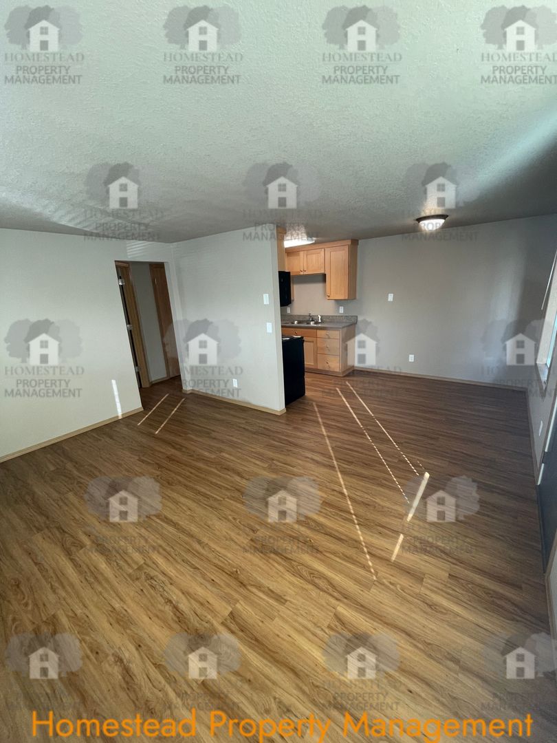 Monmouth Apartment: 475 W Jackson St