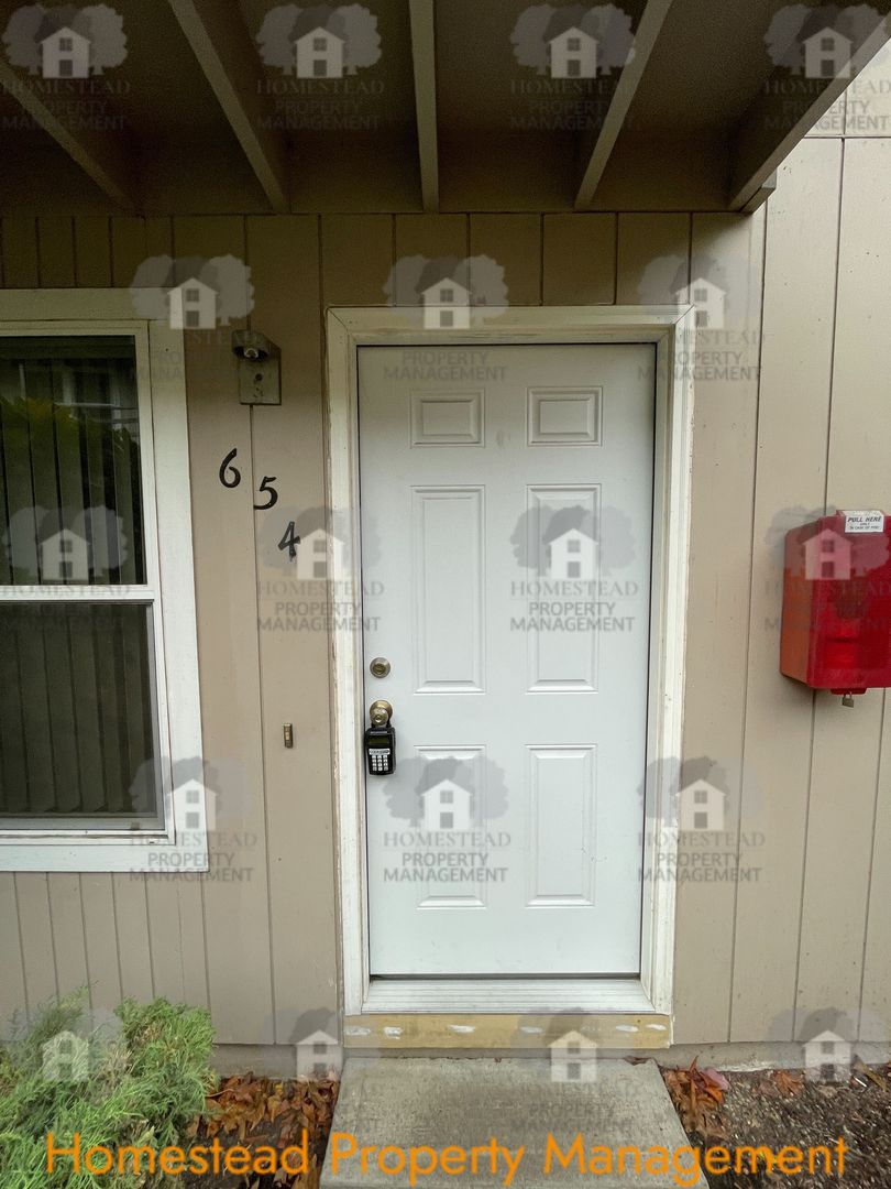 Monmouth Apartment: 652-678 Jackson St. E.