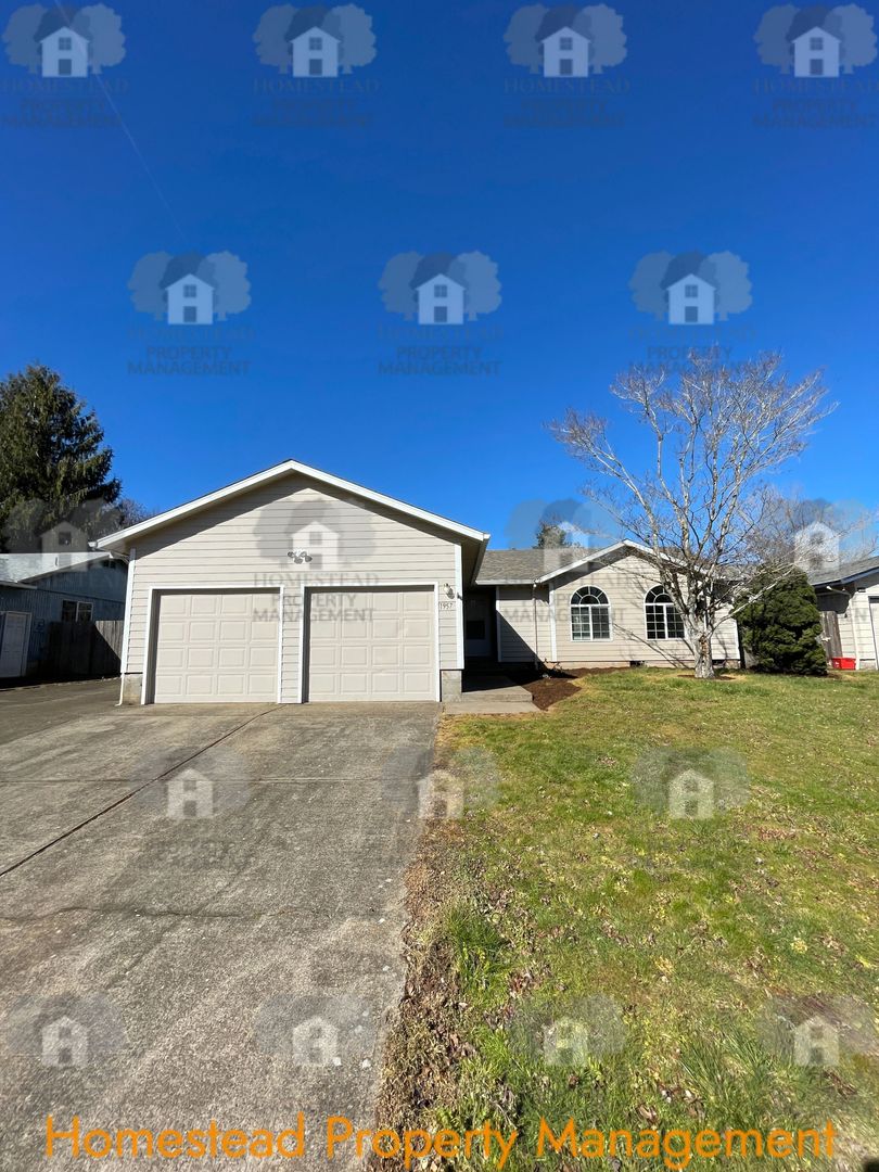 Salem House: 1957 Maplewood Ct. S