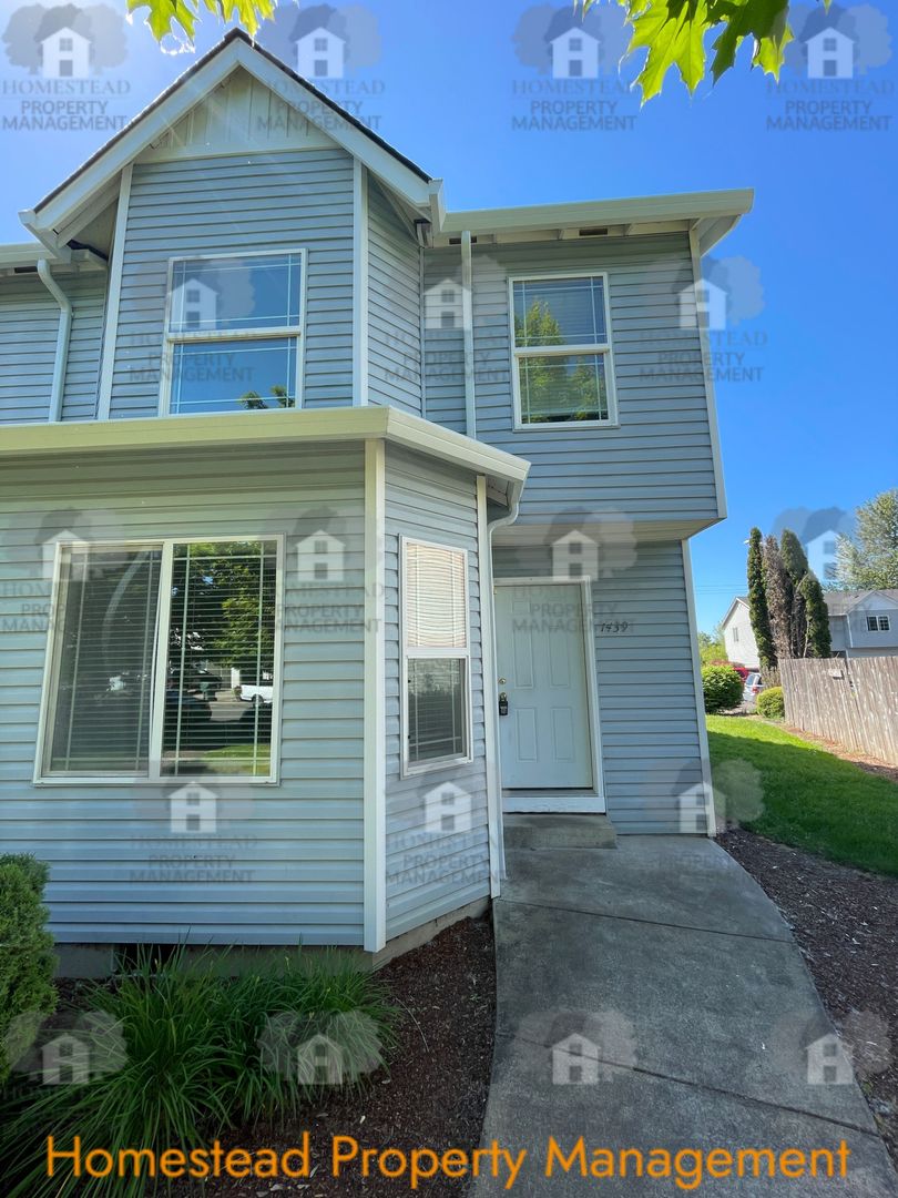 Independence Apartment: 1439-1441 Falcon Lp