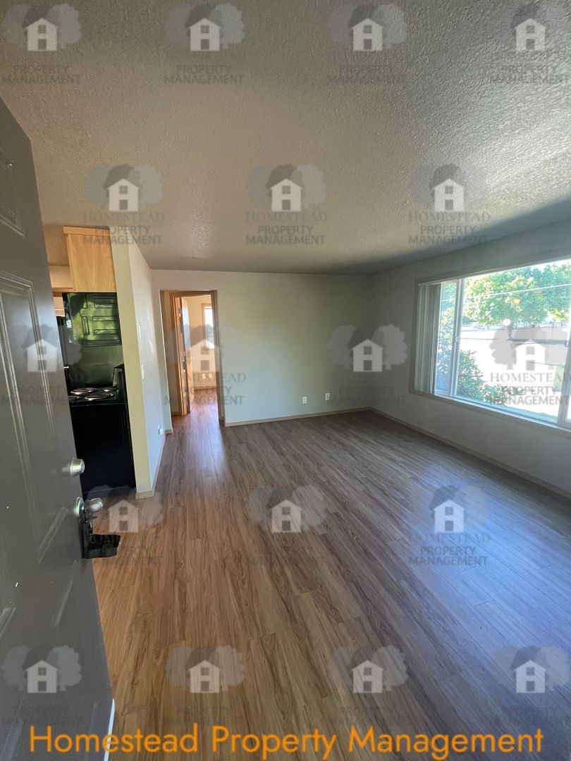 Monmouth Apartment: 475 W Jackson St