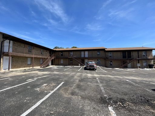 Renovated 1 bedroom unit! FIRST MONTH FREE! – photo 1