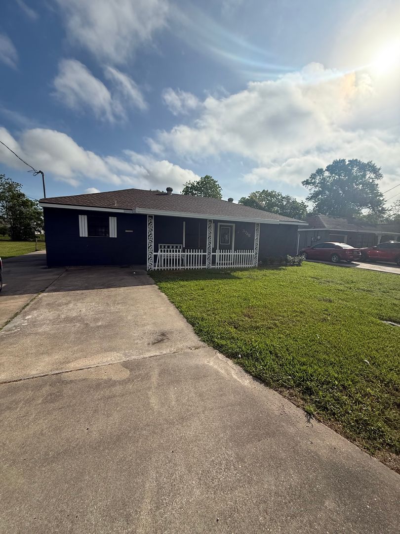 Groves House: 3738 Kenneth