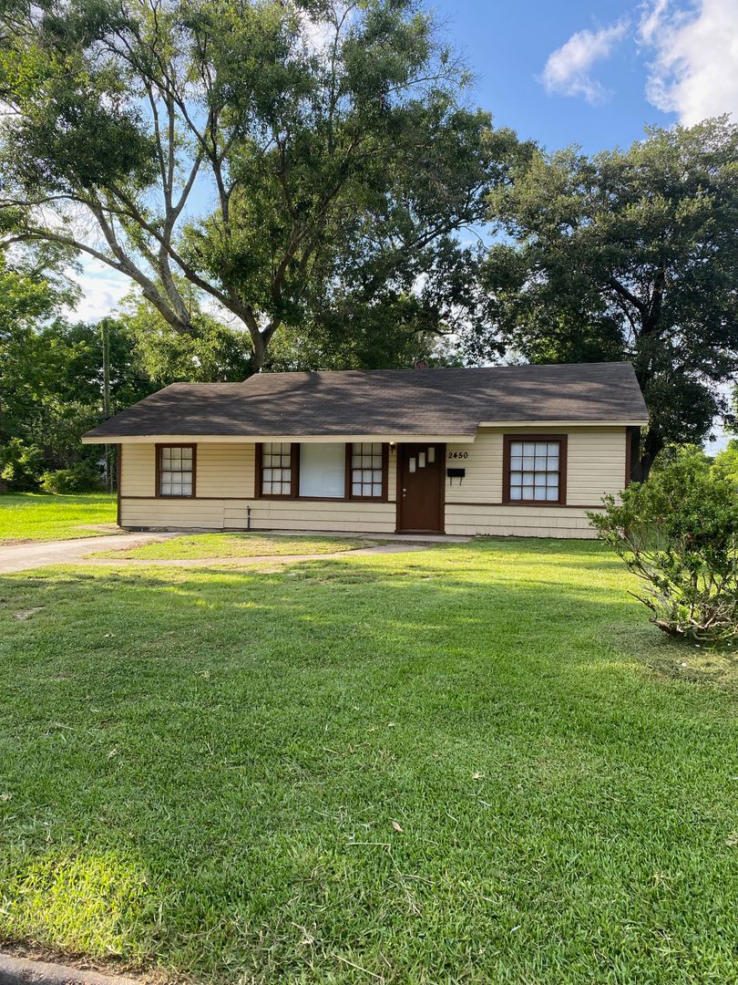 Beaumont House: 2450 N. Lynwood Dr.