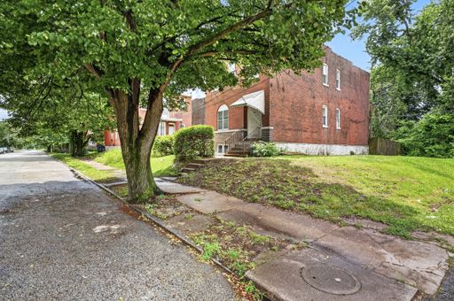 Cozy 1-Bedroom Apartment at 4617 S Compton Ave – Unit 2, Saint Louis, MO 63111-1523 – photo 1