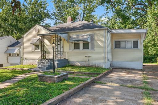 Your new home is waiting at 575 Glorose Dr! – photo 1