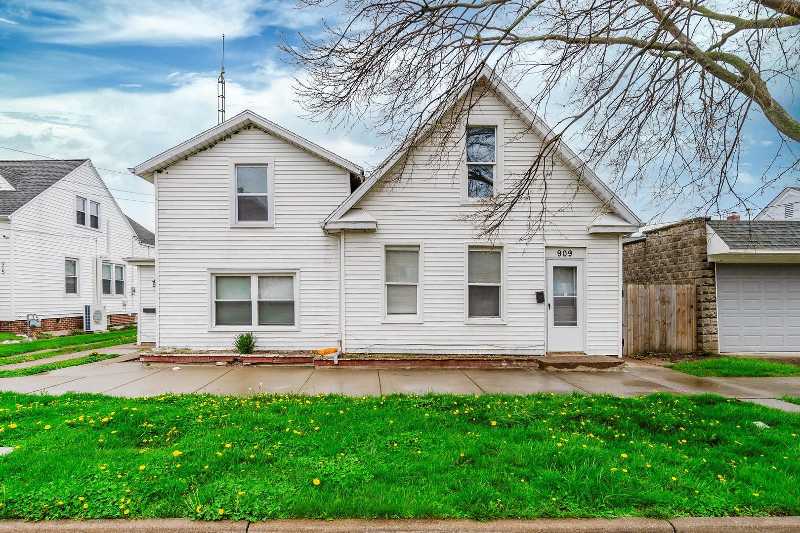 SANDUSKY Apartment: 911 W MADISON ST,