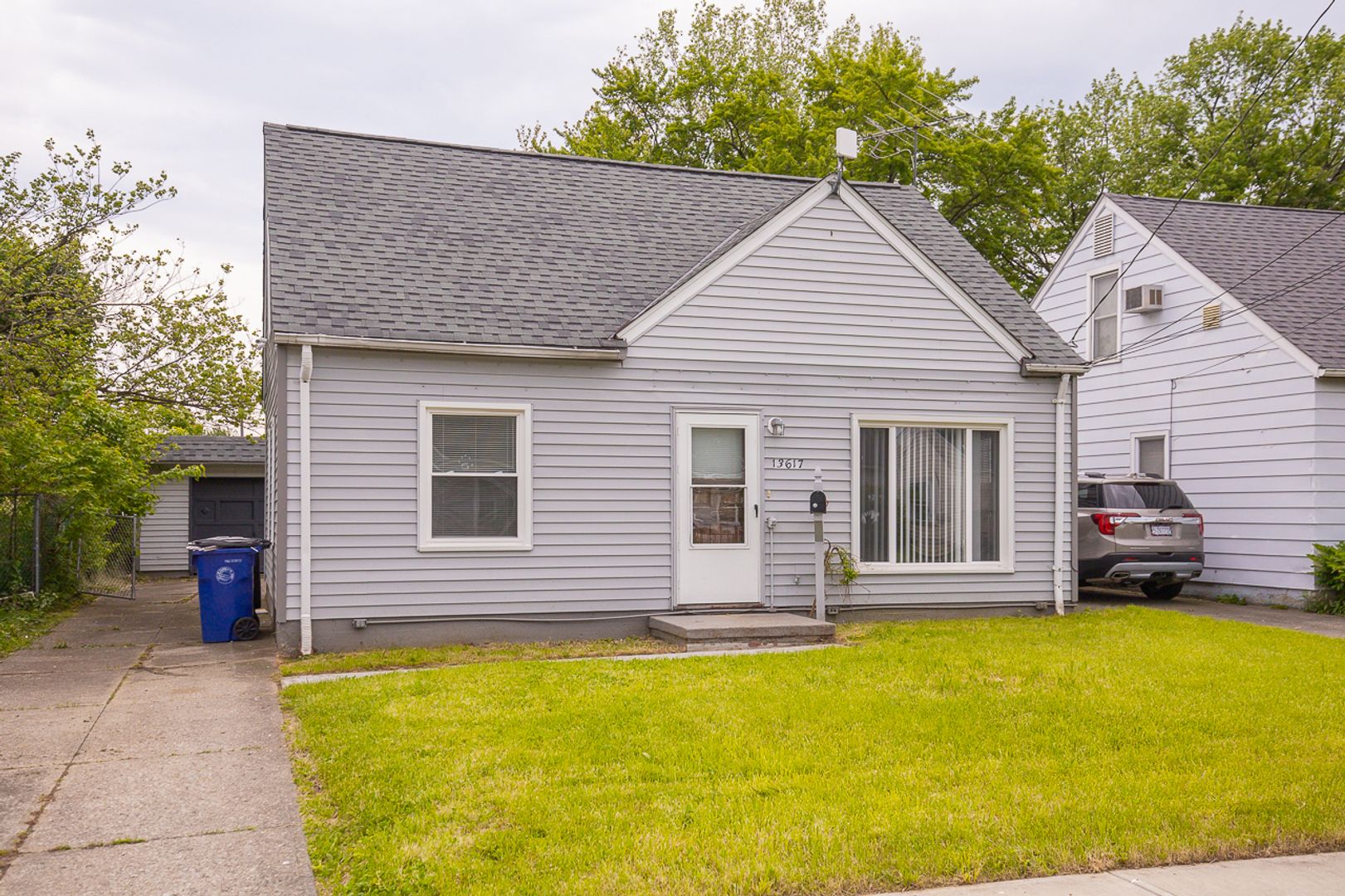 Cleveland House: 13617 Sprecher Ave