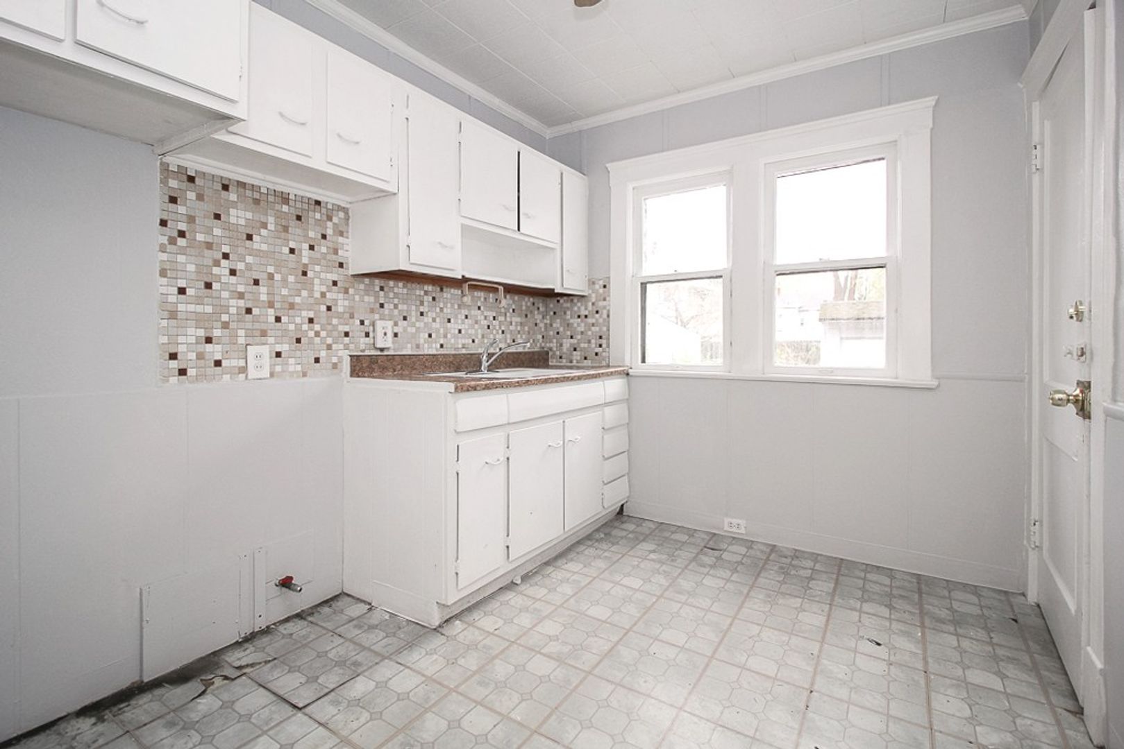 Cleveland Apartment: 1909 Treadway Ave