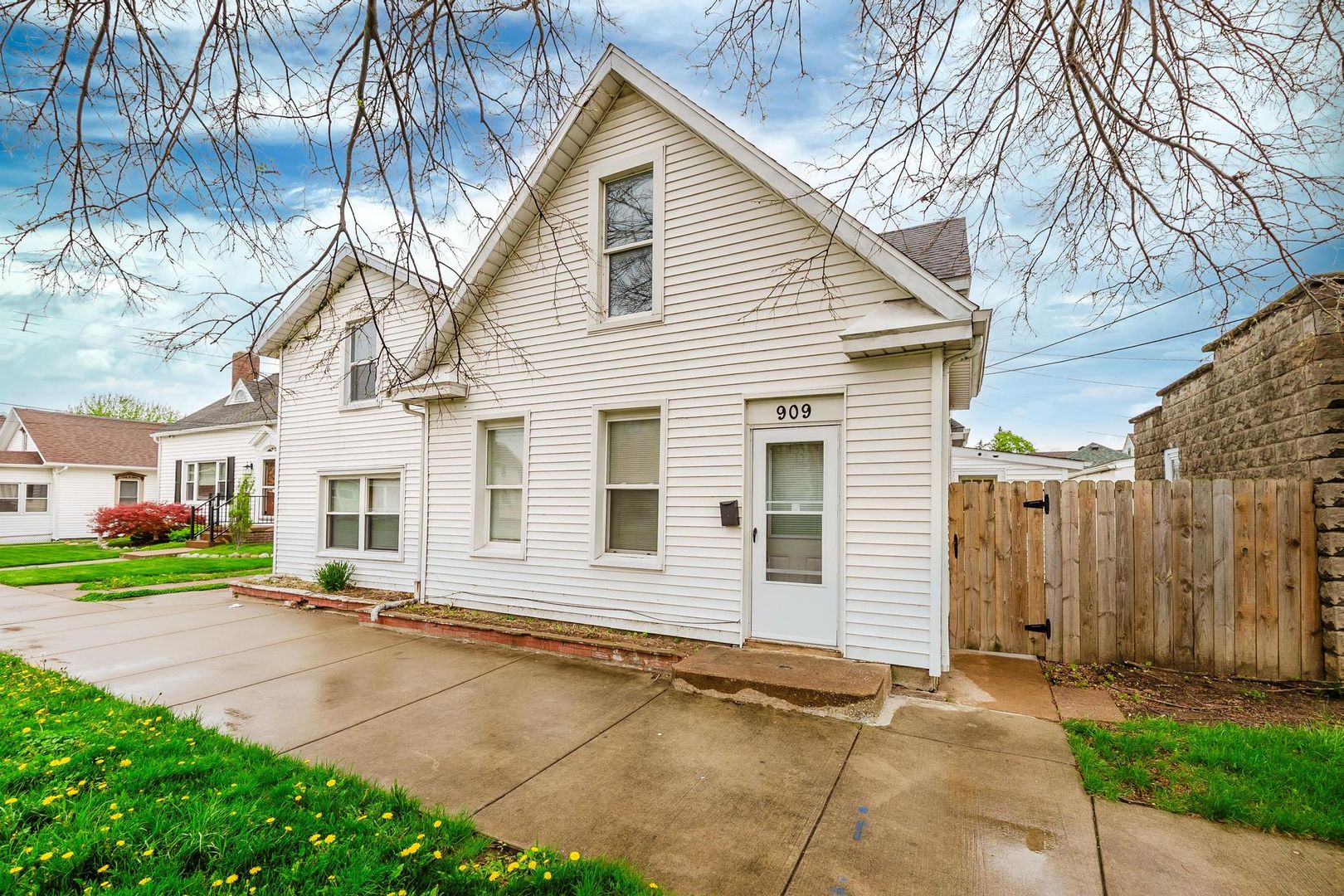 SANDUSKY Apartment: 911 W MADISON ST,