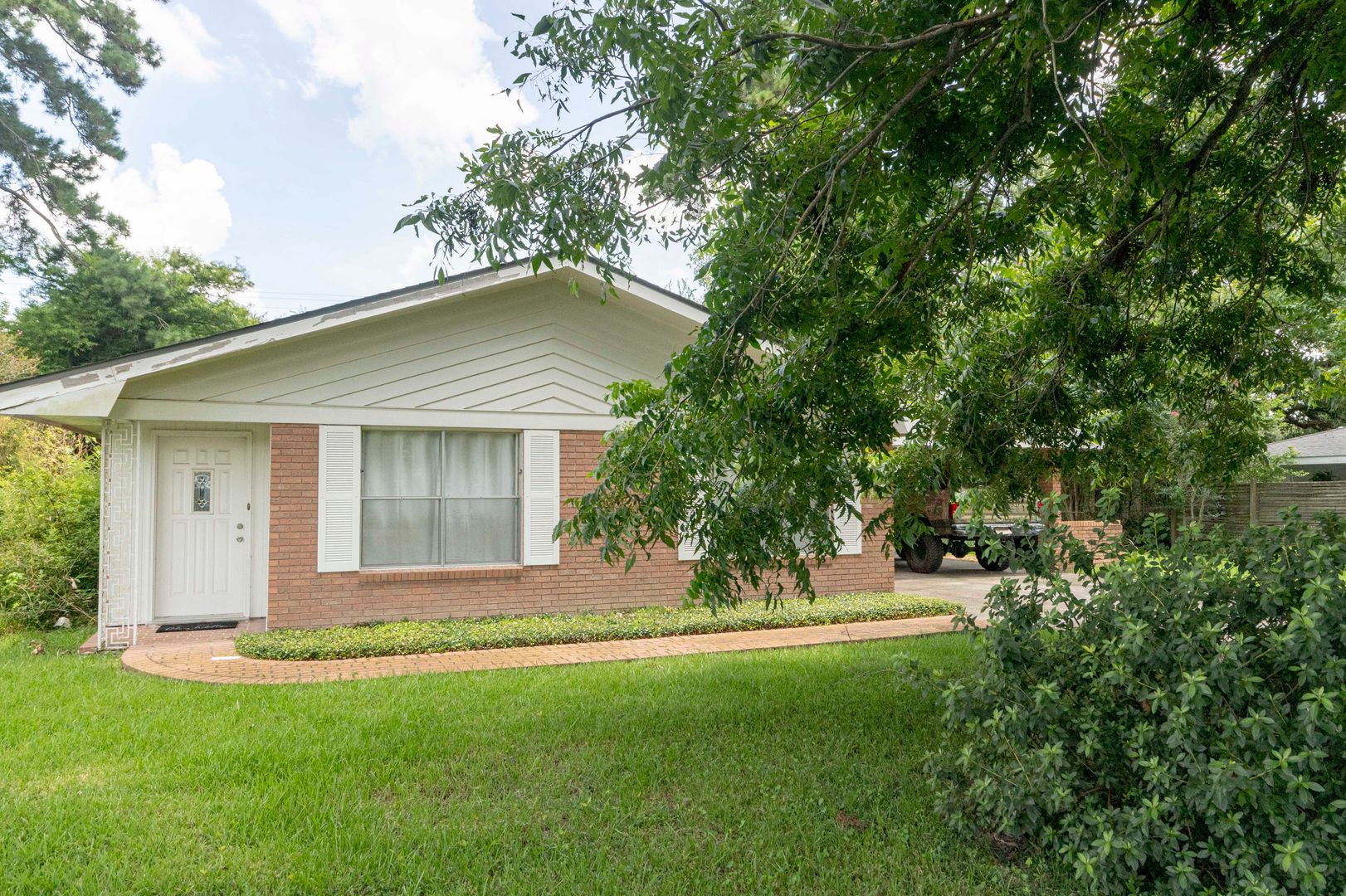 Lafayette House: 509 Alonda Drive