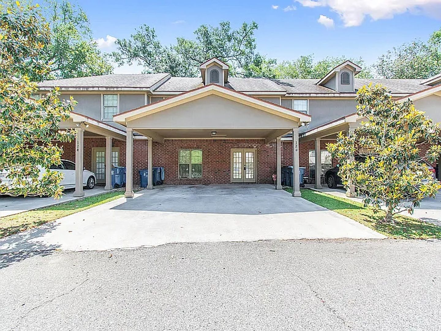 Lafayette House: 120 Deraney Lane