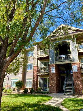 Updated upper floor condo with great southern facing deck – photo 1