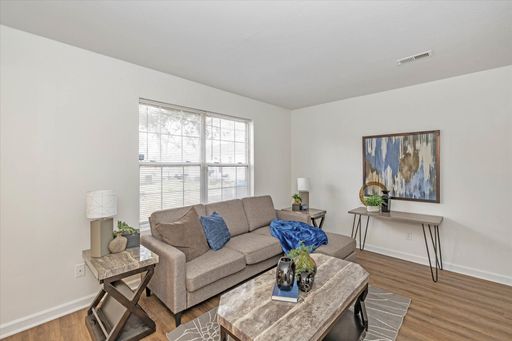 Spacious 2 bed 1.5 bath townhome!