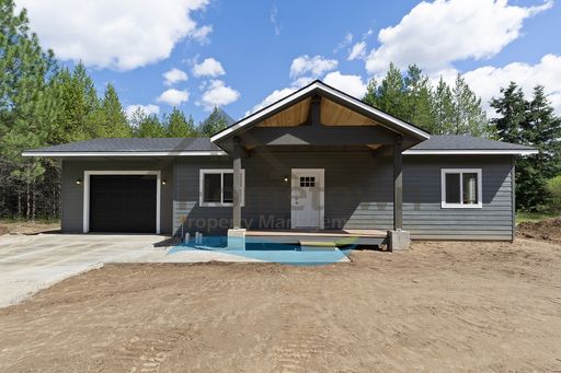 2 Bedroom 1 Bathroom Home with a Single Car Garage Available in Blanchard!