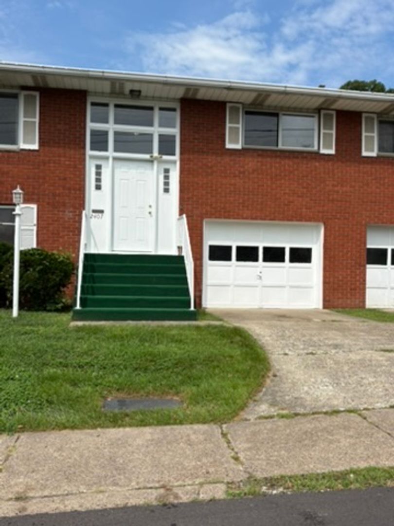 Parkersburg House: 2407 Plum St