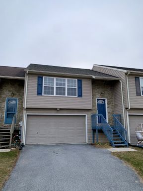 Mint Condition Townhouse Near Good Drive! – photo 1