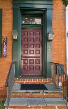 Efficiency Apartment in Prime Location!