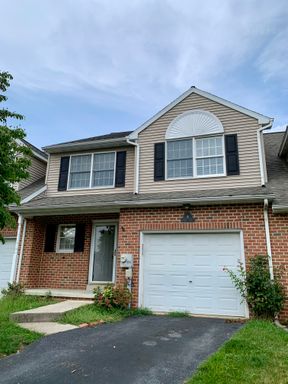 Spacious Hempfield Townhouse!