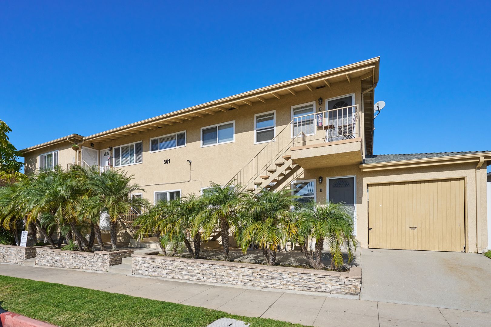 Redondo Beach Apartment: 301 Carnelian Street