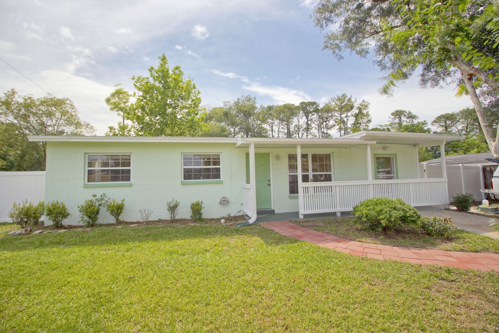 Casselberry House: 323 Elm Drive