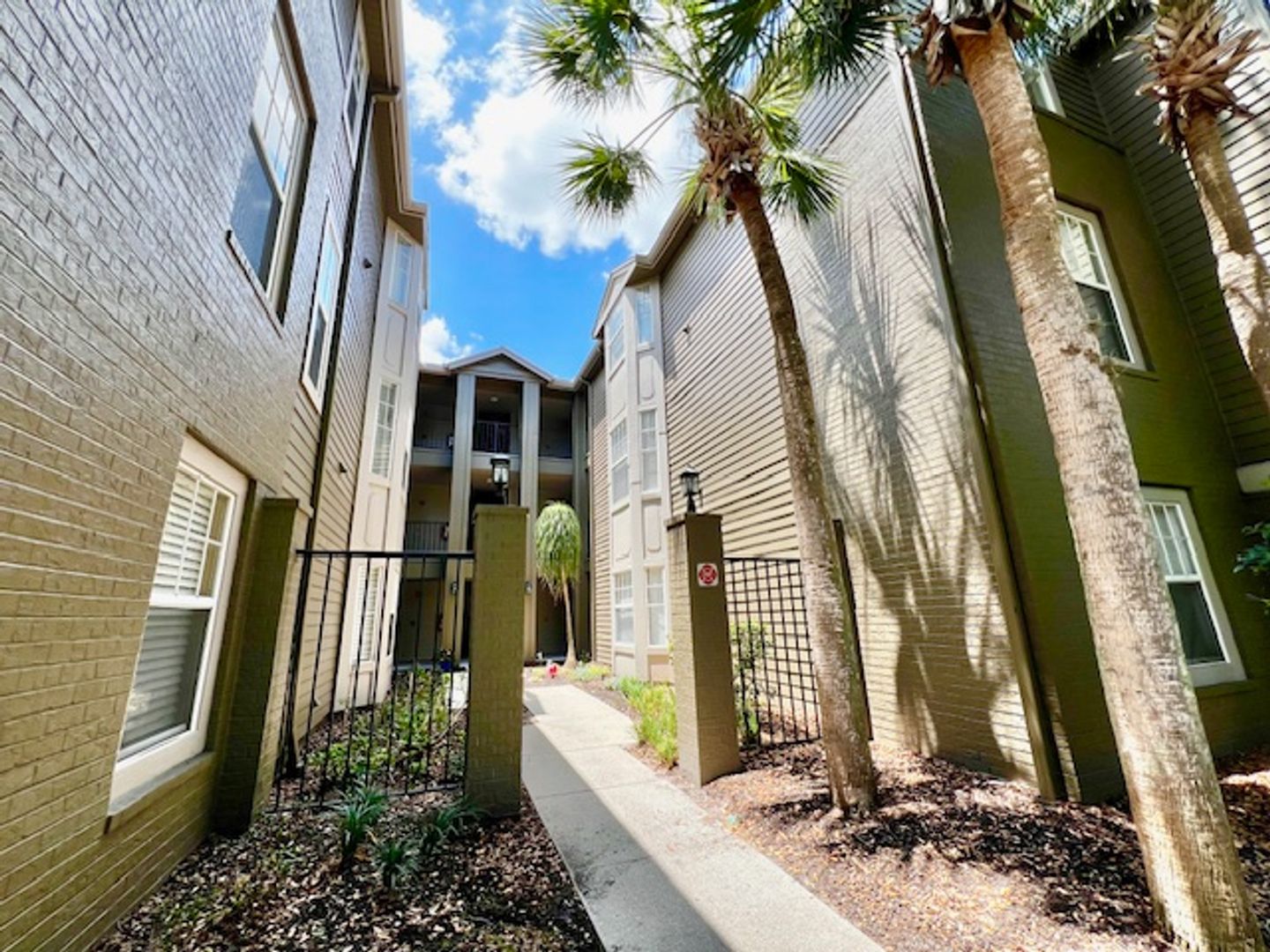 Longwood Condo: 420 Summit Ridge Place