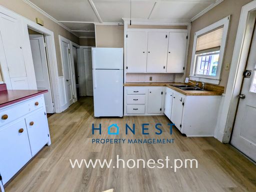 Charming 2-Bedroom Apartment with Garage & Private Basement in Waterville