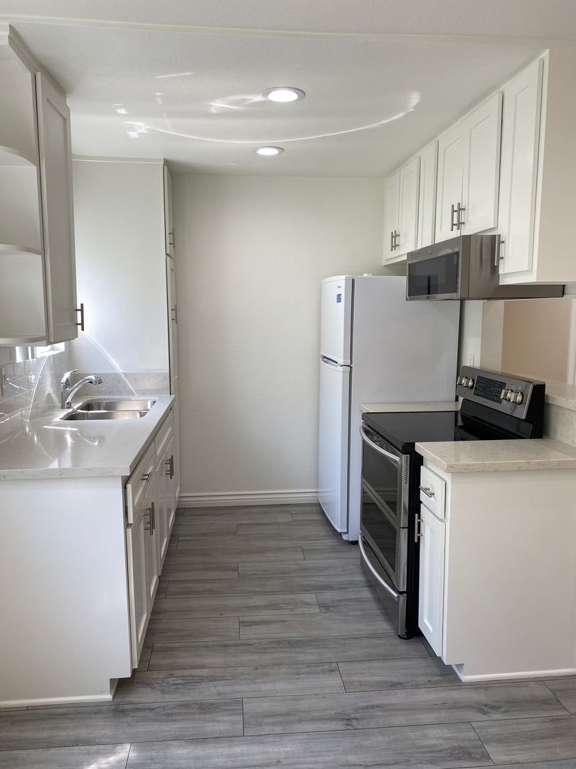 Los Angeles Apartment: 538 South Manhattan Place